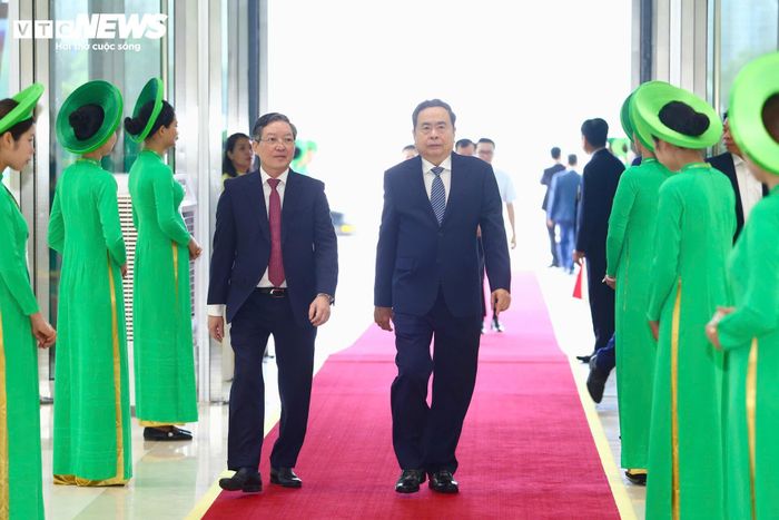 Sáng 8/6, Đại hội đại biểu toàn quốc Hội Nông dân Việt Nam lần thứ IX, nhiệm kỳ 2026-2031 khai mạc phiên trọng thể tại Trung tâm Hội nghị Quốc gia (Hà Nội). Chủ tịch Quốc hội Trần Thanh Mẫn, Thường trực Ban Bí thư Trần Cẩm Tú cùng các lãnh đạo, nguyên lãnh đạo Đảng, Nhà nước dự Đại hội.