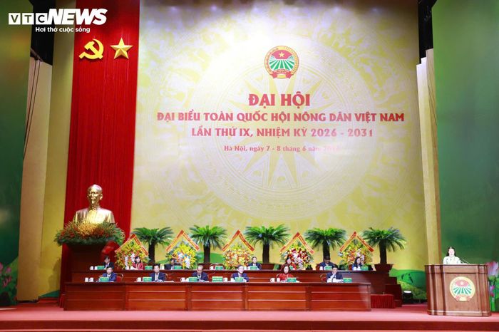 Đoàn Chủ tịch tại phiên khai mạc Đại hội sáng 8/6.