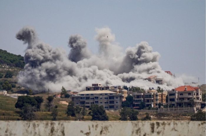 Khói bốc lên nghi ngút sau cuộc không kích của Israel, nhìn từ Nabatieh, Lebanon. (Ảnh: Reuters)
