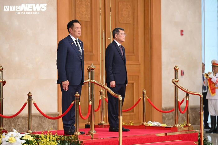 Trong không khí trang nghiêm của lễ đón, quốc thiều Việt Nam và Thái Lan vang lên. Thủ tướng Lê Minh Hưng và Thủ tướng Thái Lan Anutin Charnvirakul cùng thực hiện nghi thức chào cờ hai quốc gia.