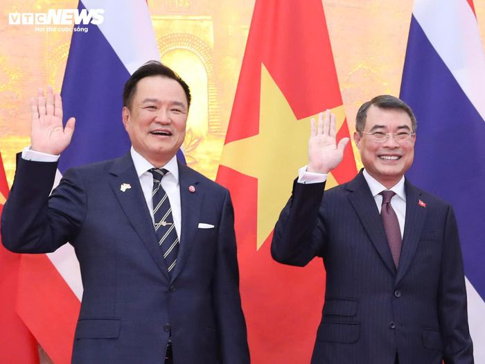 Thủ tướng hai nước cùng chụp ảnh lưu niệm tại sảnh lớn Trụ sở Chính phủ.