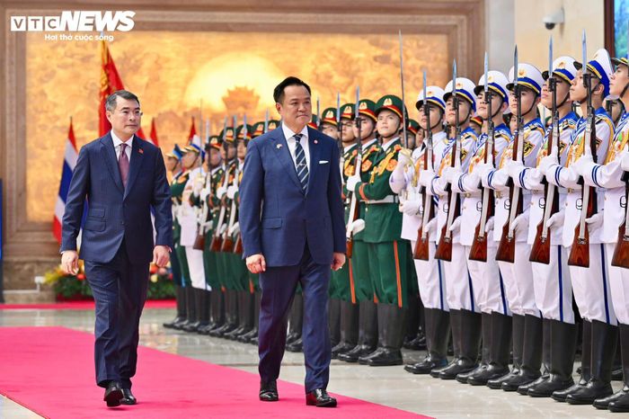 Thủ tướng Lê Minh Hưng và Thủ tướng Thái Lan Anutin Charnvirakul duyệt Đội danh dự Quân đội Nhân dân Việt Nam.
