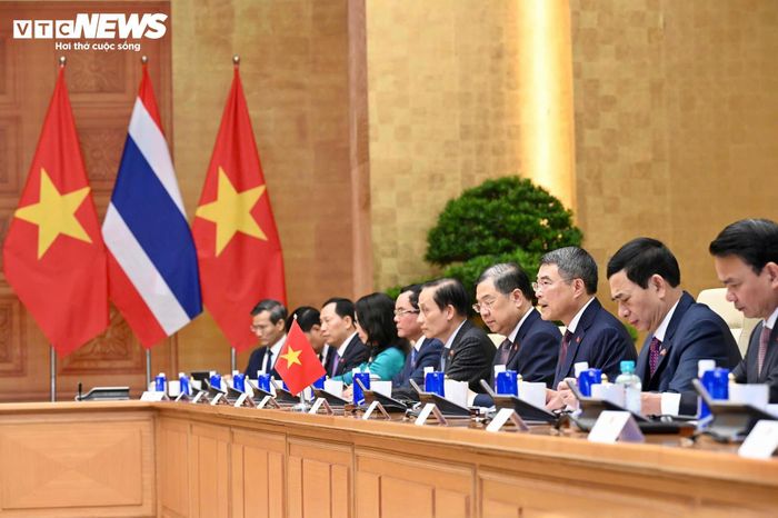 Hợp tác quốc phòng - an ninh giữa hai nước ngày càng thực chất và đi vào chiều sâu. Du lịch và giao lưu nhân dân cũng là điểm sáng trong quan hệ hai nước. Hiện hơn 20 cặp địa phương có mối quan hệ hợp tác với nhau thông qua các văn bản ghi nhớ (MOU). Cộng đồng Việt kiều tại Thái Lan có khoảng hơn 100.000 người và Chính phủ Thái Lan công nhận địa vị pháp lý của cộng đồng Việt kiều trong cư trú và làm việc. Trên trường quốc tế, hai nước hợp tác chặt chẽ tại các diễn đàn khu vực và quốc tế, đặc biệt là tại Hiệp hội các quốc gia Đông Nam Á (ASEAN), Liên hợp quốc, Diễn đàn hợp tác Kinh tế châu Á-Thái Bình Dương (APEC), cơ chế hợp tác tiểu vùng sông Mê Công.