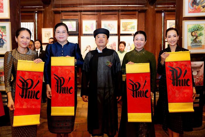 Các Phu nhân giao lưu cùng nghệ nhân và trực tiếp trải nghiệm một số hoạt động thủ công truyền thống như vẽ họa tiết trên nón lá, thêu tay, xem dệt lụa. Những trải nghiệm này giúp các vị khách cảm nhận rõ hơn vẻ đẹp của nghề truyền thống, sự khéo léo của người Việt và sức sống của các giá trị văn hóa được gìn giữ qua nhiều thế hệ.