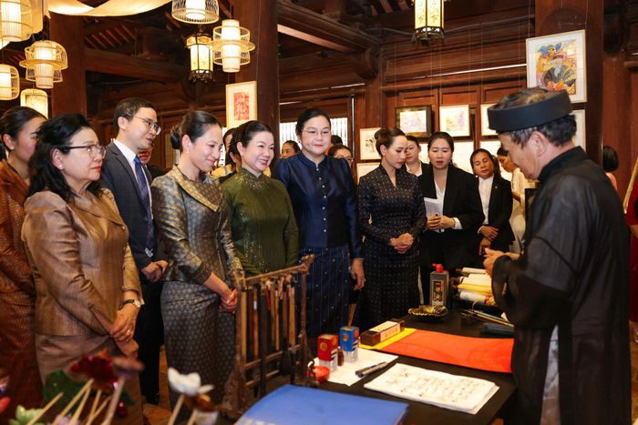 Trong chương trình, các Phu nhân cùng Đoàn đã thăm và nghe giới thiệu khái quát về lịch sử, không gian, kiến trúc và các giá trị tiêu biểu của khu Di tích Quốc gia đặc biệt Văn Miếu - Quôc Tử Giám, cái nôi của nền giáo dục nước nhà và là biểu tượng cho truyền thống hiếu học, tôn sư trọng đạo của dân tộc Việt Nam gần 1.000 năm qua. 