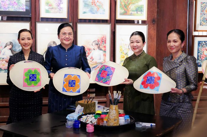 Trước khi kết thúc chương trình, Phu nhân Thủ tướng các nước Lào, Campuchia, Thái Lan bày tỏ vui mừng và trân trọng cảm ơn sự tiếp đón trọng thị, chu đáo, rất tình cảm và chân tình của Phu nhân Thủ tướng Việt Nam.