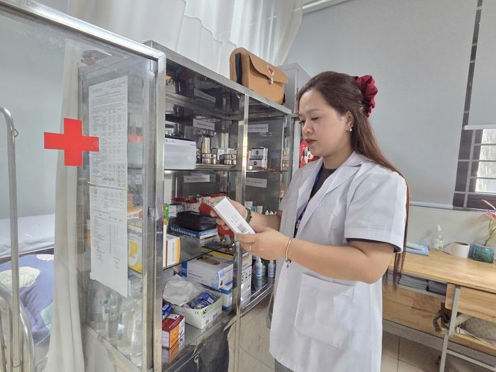 Cán bộ y tế tại điểm thi Trường THCS Ngô Quyền kiểm tra vật tư để chuẩn bị cho kỳ thi. Ảnh: MK