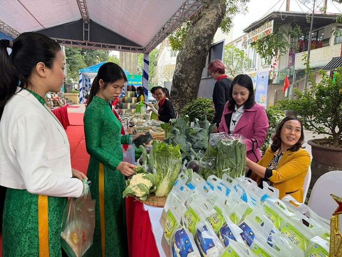 Nông sản an toàn của nhiều địa phương được người tiêu dùng Hà Nội lựa chọn. Ảnh: Hương Giang