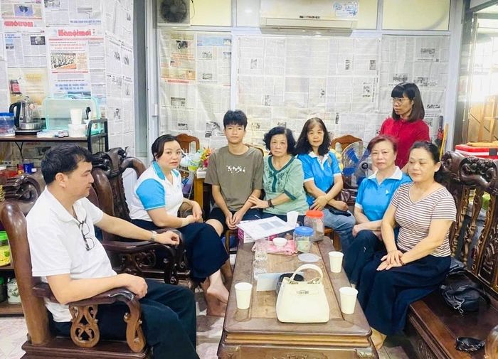 Hội Liên hiệp phụ nữ phường Kim Liên thăm hỏi, tặng quà cho học sinh có hoàn cảnh khó khăn trên địa bàn. Ảnh: PV