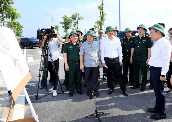 Chủ tịch UBND thành phố Hà Nội Vũ Đại Thắng nghe báo cáo về tình hình triển khai Dự án đầu tư Khu đô thị đa mục tiêu tại xã Thư Lâm, Đông Anh. Ảnh: Viết Thành.