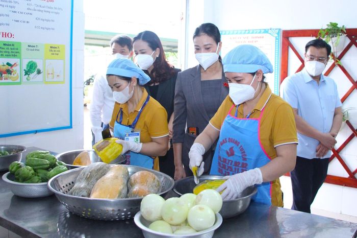Ban Văn hóa - Xã hội, HĐND thành phố giám sát về việc thực hiện quy định an toàn thực phẩm bếp ăn bán trú trường học trên địa bàn thành phố. Ảnh: Thành An