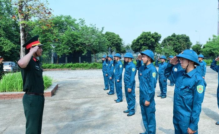 Các lực lượng xã Mê Linh luyện tập điều lệnh đội ngũ. Ảnh: QP