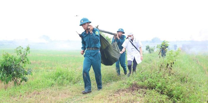 Các lực lượng xã Cổ Đô cơ động xử lý các tình huống trong diễn tập. Ảnh: QP