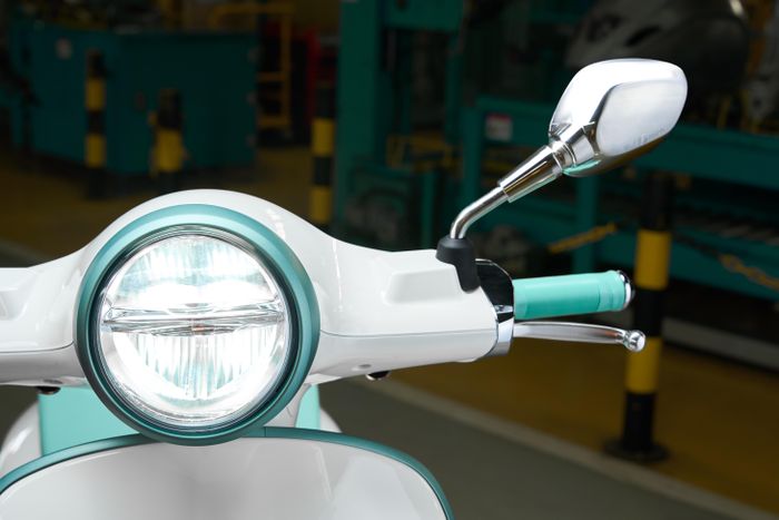 Đèn chiếu sáng phía trước trên xe Vespa. Ảnh: PV