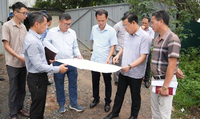 Lãnh đạo xã Hoài Đức kiểm tra thực địa công tác giải phóng mặt bằng tại một số dự án trọng điểm trên địa bàn. Ảnh: ĐH