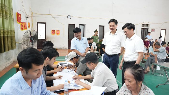 Lãnh đạo xã Dương Hòa kiểm tra công tác chi trả tiền bồi thường giải phóng mặt bằng Dự án thành phần 1 - Depot Sơn Đồng, tháng 5-2026. Ảnh: PN
