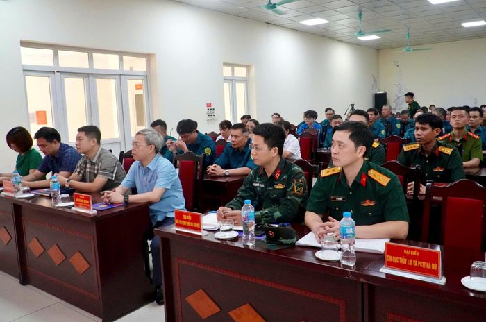 Đại biểu tham dự lễ khai mạc huấn luyện đội xung kích phòng, chống thiên tai phường Thanh Xuân. Ảnh: Tùng Lâm