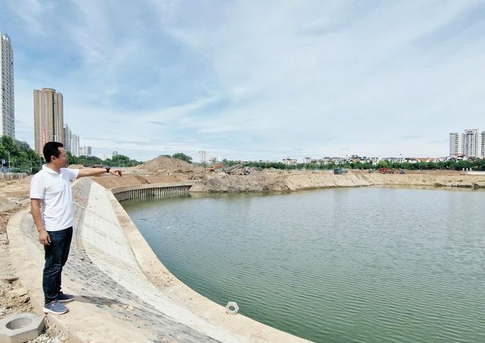 Một góc dự án đầu mối Mễ Trì (hồ Đông Bông 2) đã được kè đá, dựng lan can. Ảnh: Hoàng Sơn