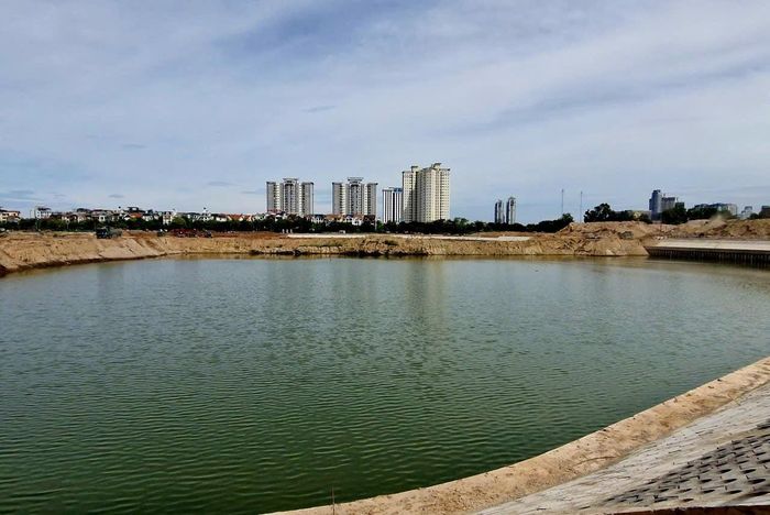 Dự án đầu mối Mễ Trì (hồ Đông Bông 2) đạt hơn 95% khối lượng công việc, đơn vị thi công cam kết hoàn thành trước 30-6. Ảnh: Hoàng Sơn