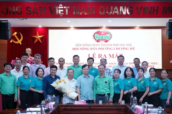 Ra mắt Câu lạc bộ Nông dân bảo vệ môi trường và gắn biển Cánh đồng sạch tại phường Chương Mỹ tháng 5-2026. Ảnh: HY