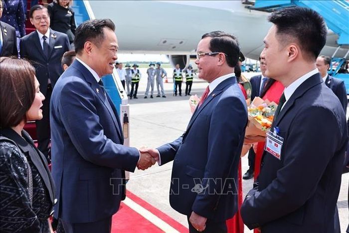 Ủy viên Trung ương Đảng, Bộ trưởng Bộ Dân tộc và Tôn giáo Nguyễn Đình Khang đón Thủ tướng Vương quốc Thái Lan Anutin Charnvirakul tại sân bay quốc tế Nội Bài (Hà Nội). Ảnh: TTXVN