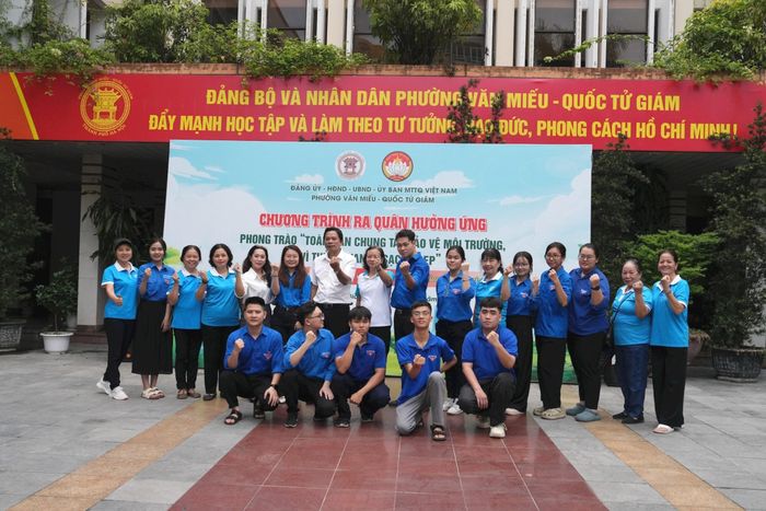 Cùng với các lực lượng, hội viên phụ nữ trên địa bàn đã góp phần giữ gìn cảnh quan môi trường xanh - sạch - đẹp. Ảnh: An Quyên