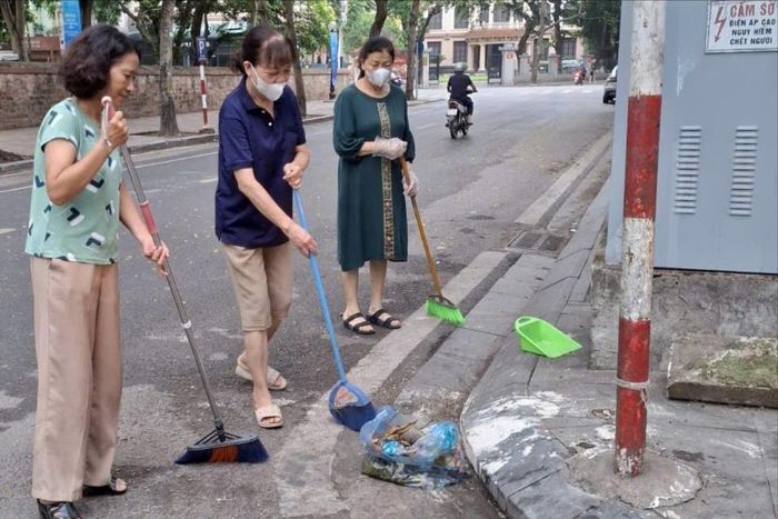 Hội viên phụ nữ trên địa bàn phường tích cực tham gia vệ sinh môi trường ngay từ địa bàn tổ dân phố sinh sống. Ảnh: An Quyên