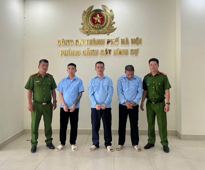 Bùi Huỳnh Bính Ngọc tức Ngọc Sủi (đứng giữa) và các đối tượng. Ảnh: Đức Tâm