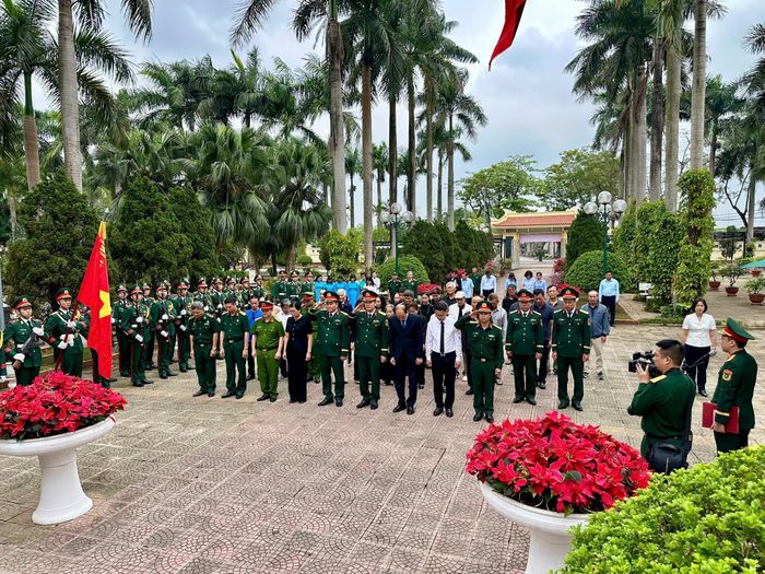 Trang nghiêm thực hiện nghi thức an táng liệt sĩ tại Nghĩa trang Liệt sĩ Nhổn. Ảnh: Hànôịmới