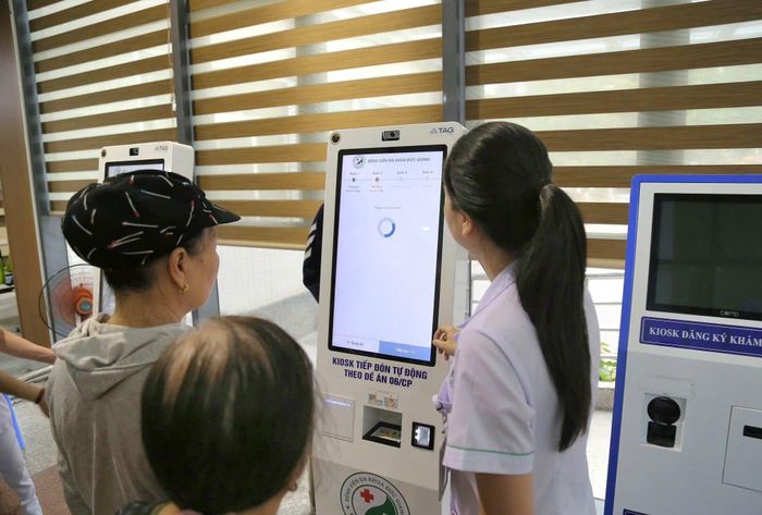 Kiosk tiếp đón tự động tại Bệnh viện Đa khoa Đức Giang.