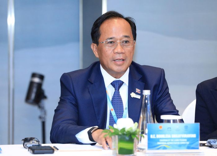 Chủ tịch Ủy ban chính quyền tỉnh Luang Prabang Bounleua Sinxayvoravong phát biểu tại buổi làm việc. Ảnh: Viết Thành