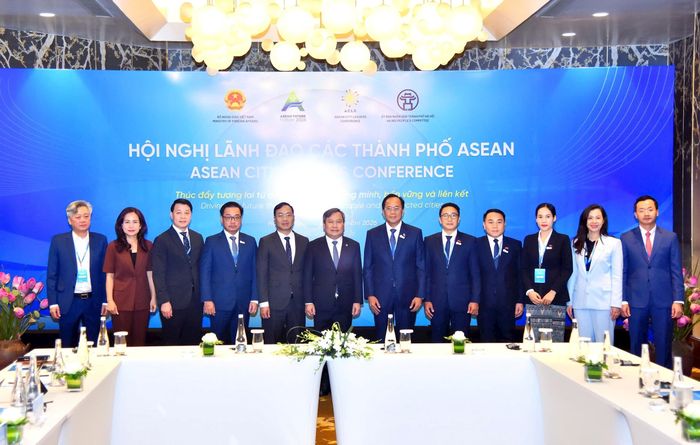 Đoàn đại biểu Hà Nội và Luang Prabang chụp ảnh lưu niệm. Ảnh: Viết Thành