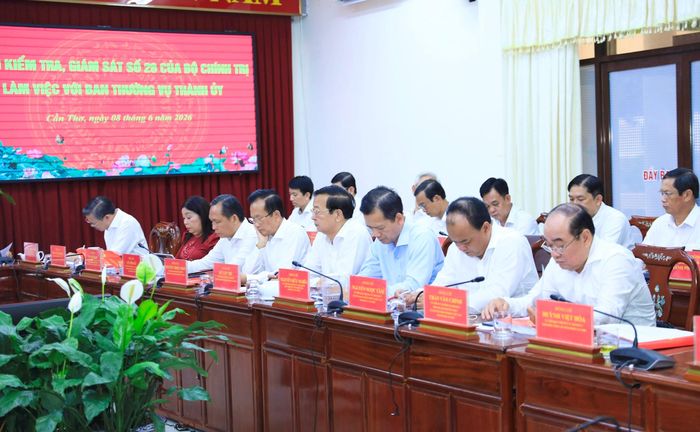 Các đại biểu dự buổi làm việc. Ảnh: Quang Thái