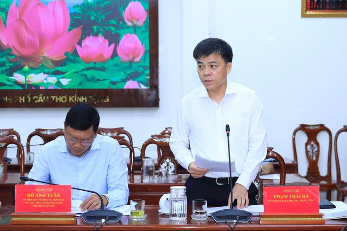 Ủy viên Ủy ban Kiểm tra Trung ương Phạm Thái Hà, Phó Trưởng đoàn trình bày dự thảo báo cáo. Ảnh: Quang Thái