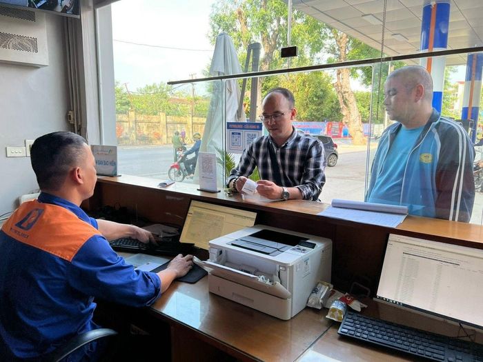 In hóa đơn điện tử tại điểm bán xăng, dầu trên phố Nguyễn Văn Cừ. Ảnh: Dương Hiệp