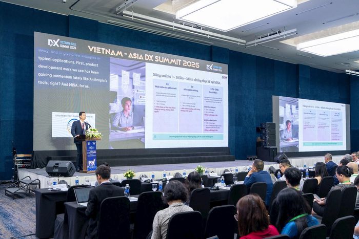 Các chuyên gia chia sẻ về triển khai các giải pháp công nghệ phục vụ tăng trưởng kinh tế. Ảnh: T.H