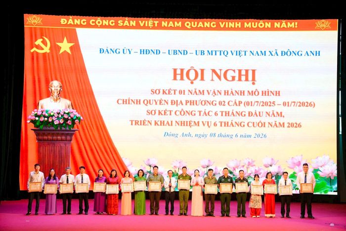 Lãnh đạo xã Đông Anh trao Giấy khen cho các tập thể, cá nhân có thành tích xuất sắc trong thực hiện nhiệm vụ, góp phần nâng cao hiệu quả hoạt động của mô hình chính quyền địa phương hai cấp. Ảnh: MK