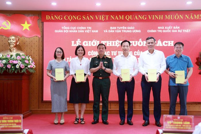 Tặng sách cho các cơ quan, đơn vị. Ảnh: M.Chi