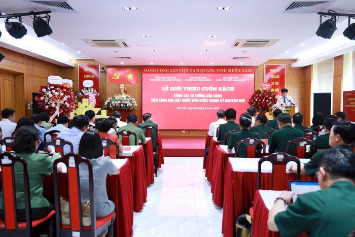 Quang cảnh lễ giới thiệu cuốn sách. Ảnh: M.Chi