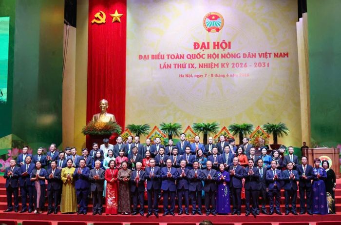 Các đồng chí lãnh đạo, nguyên lãnh đạo Đảng, Nhà nước chụp ảnh cùng đại biểu dự Đại hội. Ảnh: CTV.
