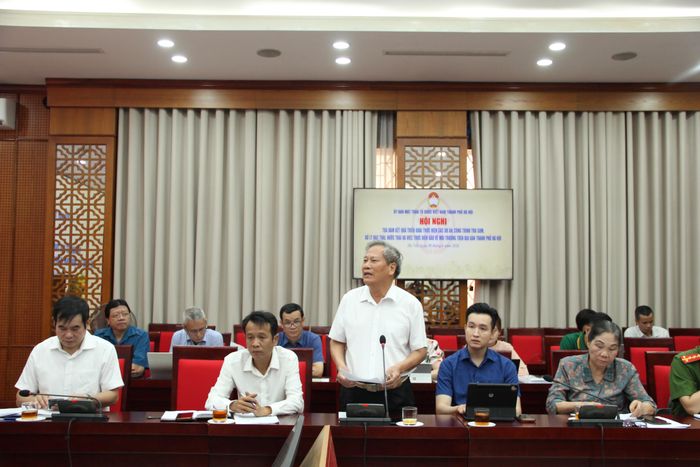 TS Lê Xuân Rao, Chủ tịch Liên hiệp các Hội Khoa học và Kỹ thuật Hà Nội phát biểu tham luận. Ảnh: Lê Phương