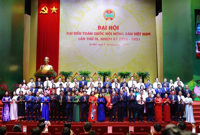 Ban Chấp hành Trung ương Hội Nông dân Việt Nam khóa IX ra mắt Đại hội chiều 8-6. Ảnh: CTV.