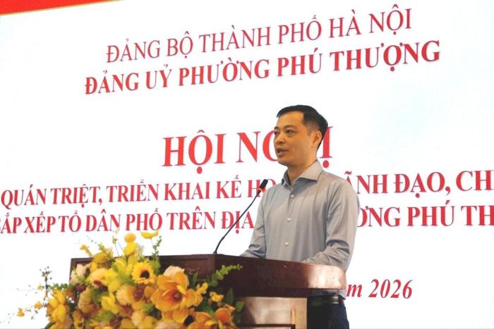 Bí thư Đảng ủy, Chủ tịch HĐND phường Phú Thượng Nguyễn Quốc Hà phát biểu tại hội nghị. Ảnh: Tuệ Lâm