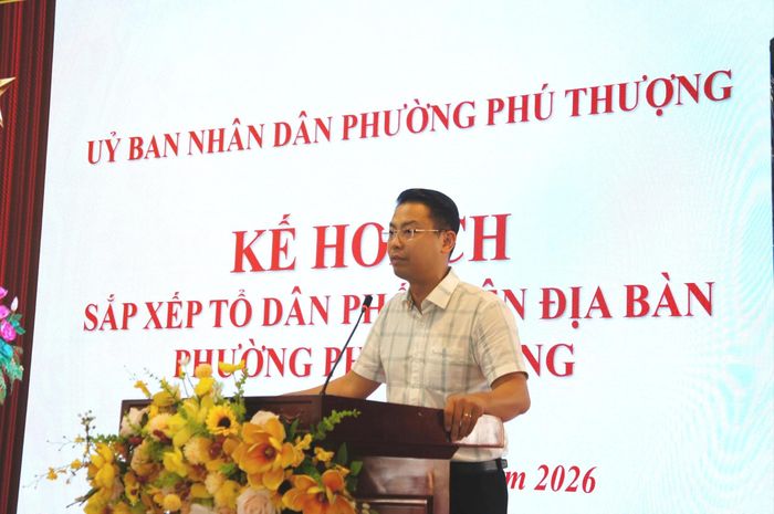 Phó Chủ tịch UBND phường Phú Thượng Bùi Thế Cường trình bày kế hoạch của UBND phường về sắp xếp tổ dân phố. Ảnh: Tuệ Lâm