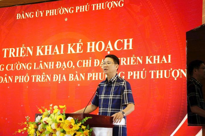 Phó Bí thư Thường trực Đảng ủy phường Phú Thượng Trần Quang Đạo phát biểu. Ảnh: Tuệ Lâm