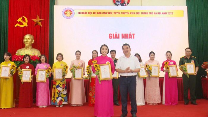 Phó Trưởng ban Tuyên giáo và Dân vận Thành ủy Hà Nội Đào Xuân Dũng trao giải Nhất cho thí sinh. Ảnh: Thanh Hồng
