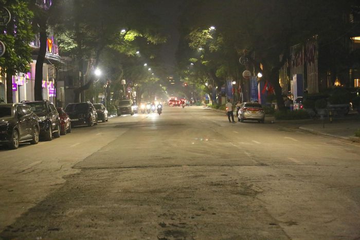 Tuyến phố Lý Thường kiệt sau thời gian rào chắn thi công dự án chống úng ngập đã đang được hoàn trả lại mặt đường. Ảnh: Phạm Công