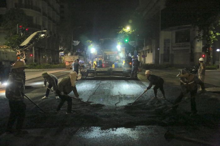 Mặt đường cũ được cào bóc đến đâu, một lớp nhựa đường mới được thảm xuống. Ảnh: Phạm Công