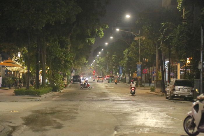 Tất cả các tuyến phố nội đô thi công dự án chống úng ngập sẽ được hoàn trả trước ngày 15-6. Ảnh: Phạm Công