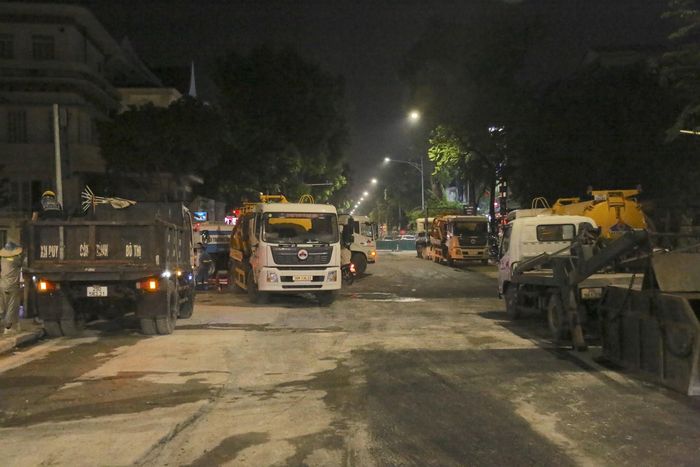Hàng trăm công nhân cùng nhiều máy móc cỡ lớn được huy động để dọn dẹp đường phố sau khi hoàn thành công trình. Ảnh: Phạm Công